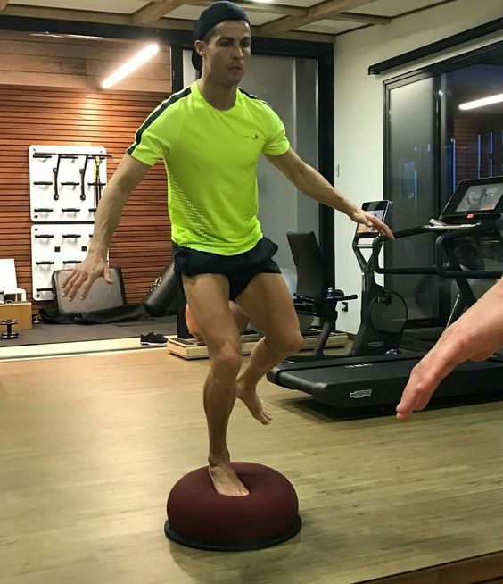 Ronaldo pratiquant le Pilates